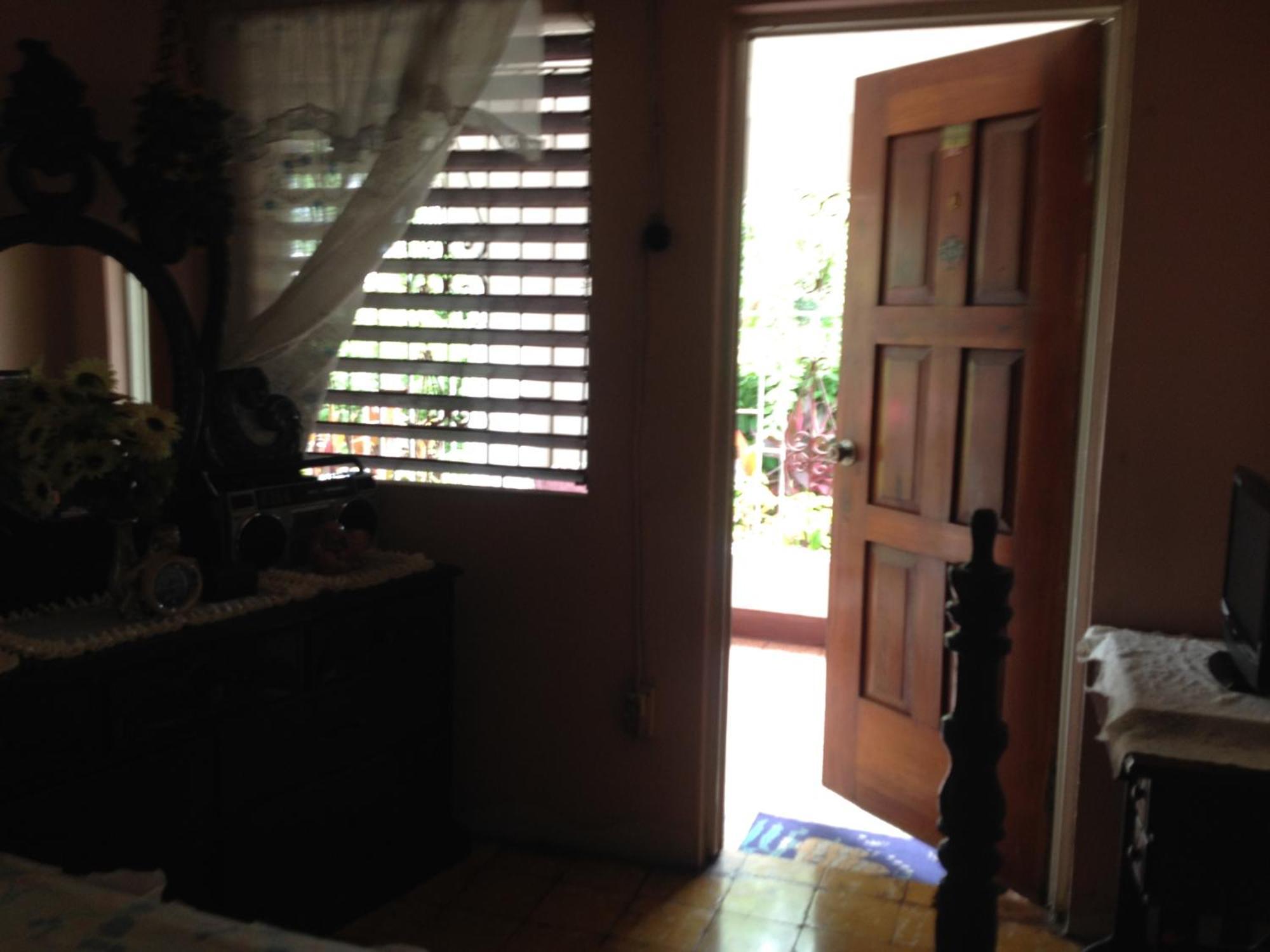Kingston Airport Bed And Breakfast Экстерьер фото